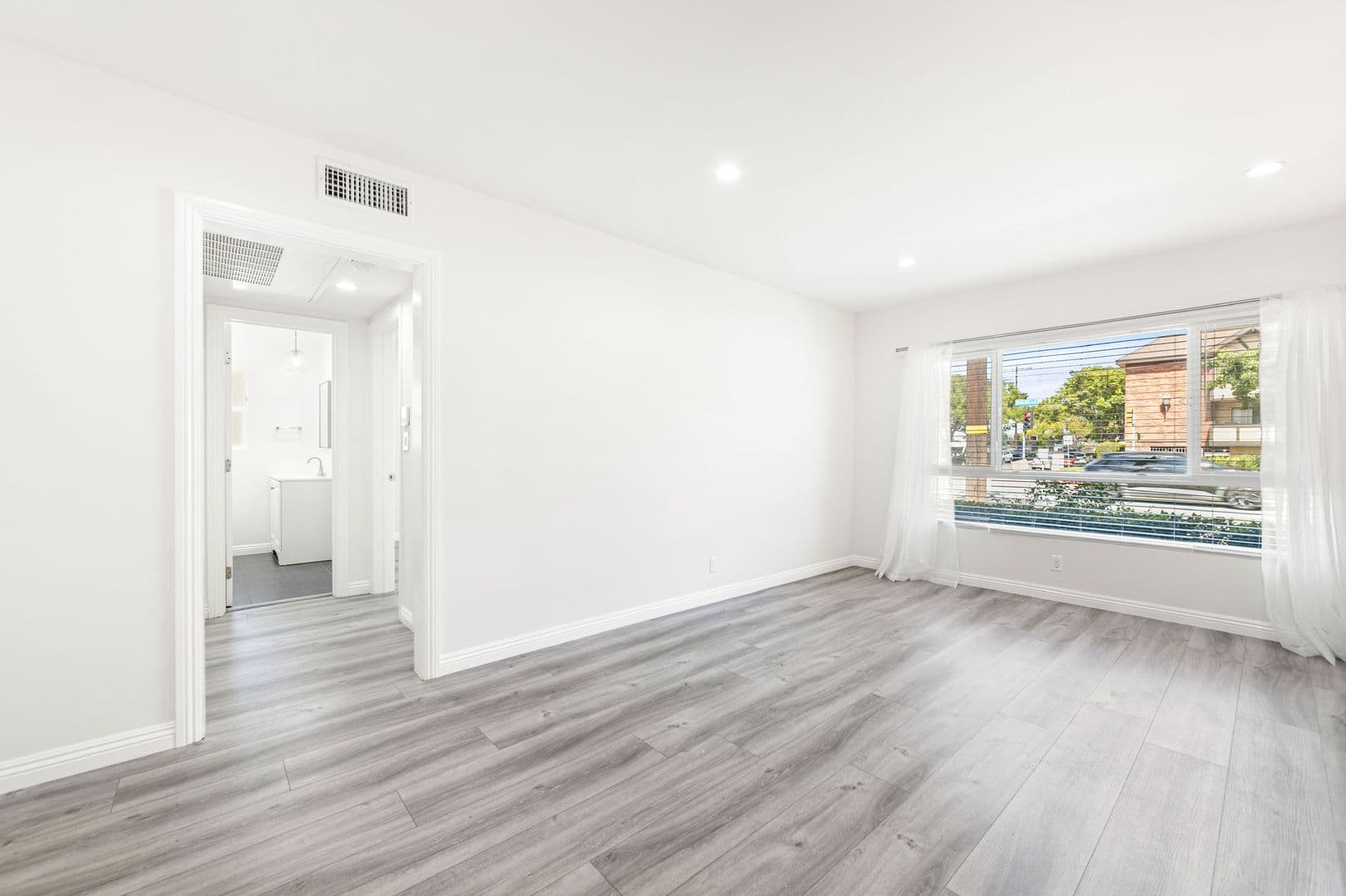 (04) 12656 Burbank 3 of 12
