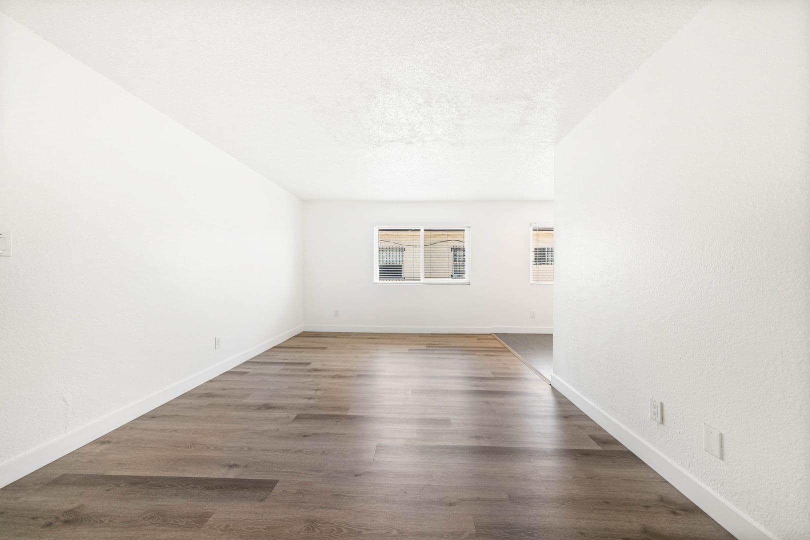 (29) 637 W. 79th 5 of 14