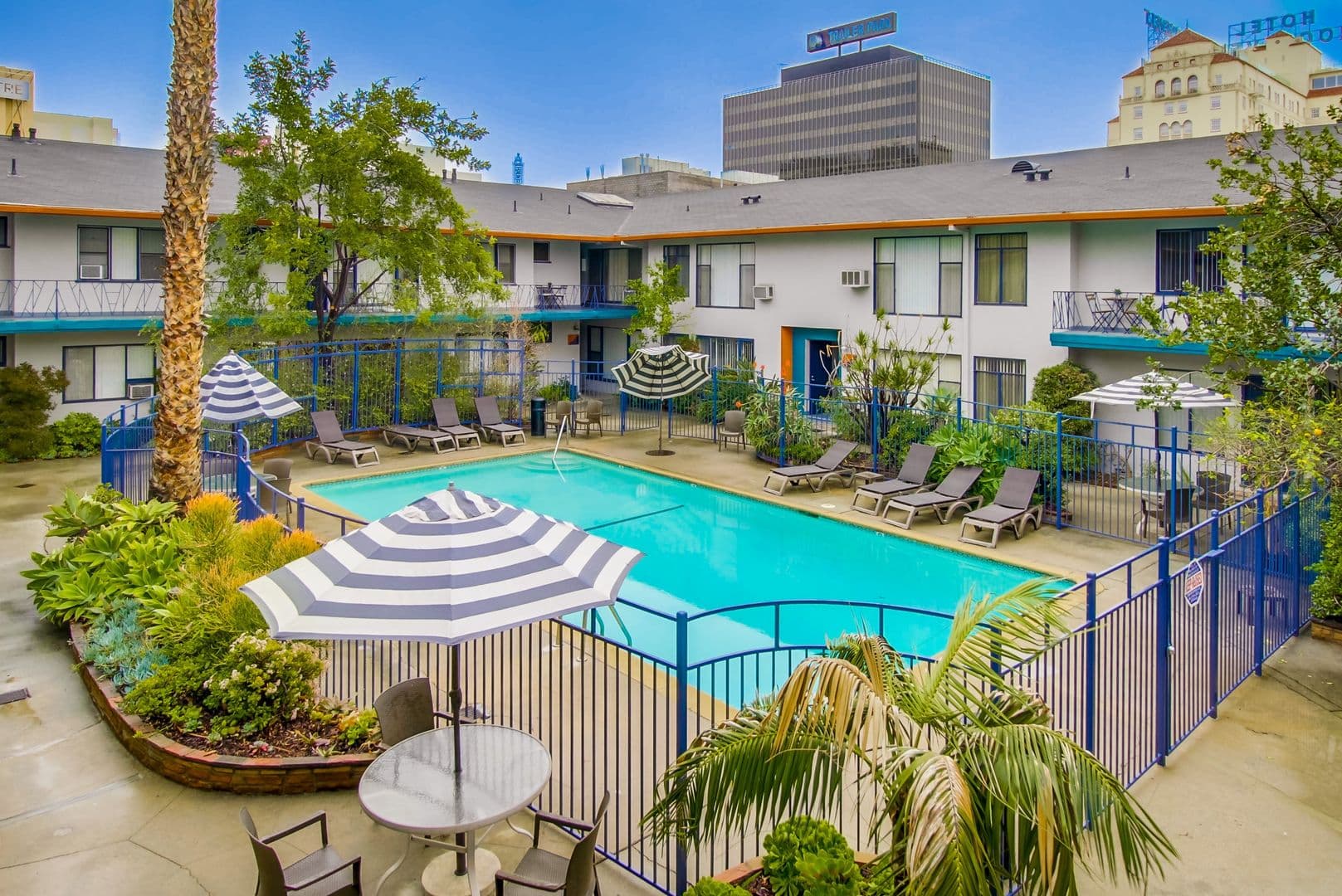 (39) Hollyview Apartments 3 of 15