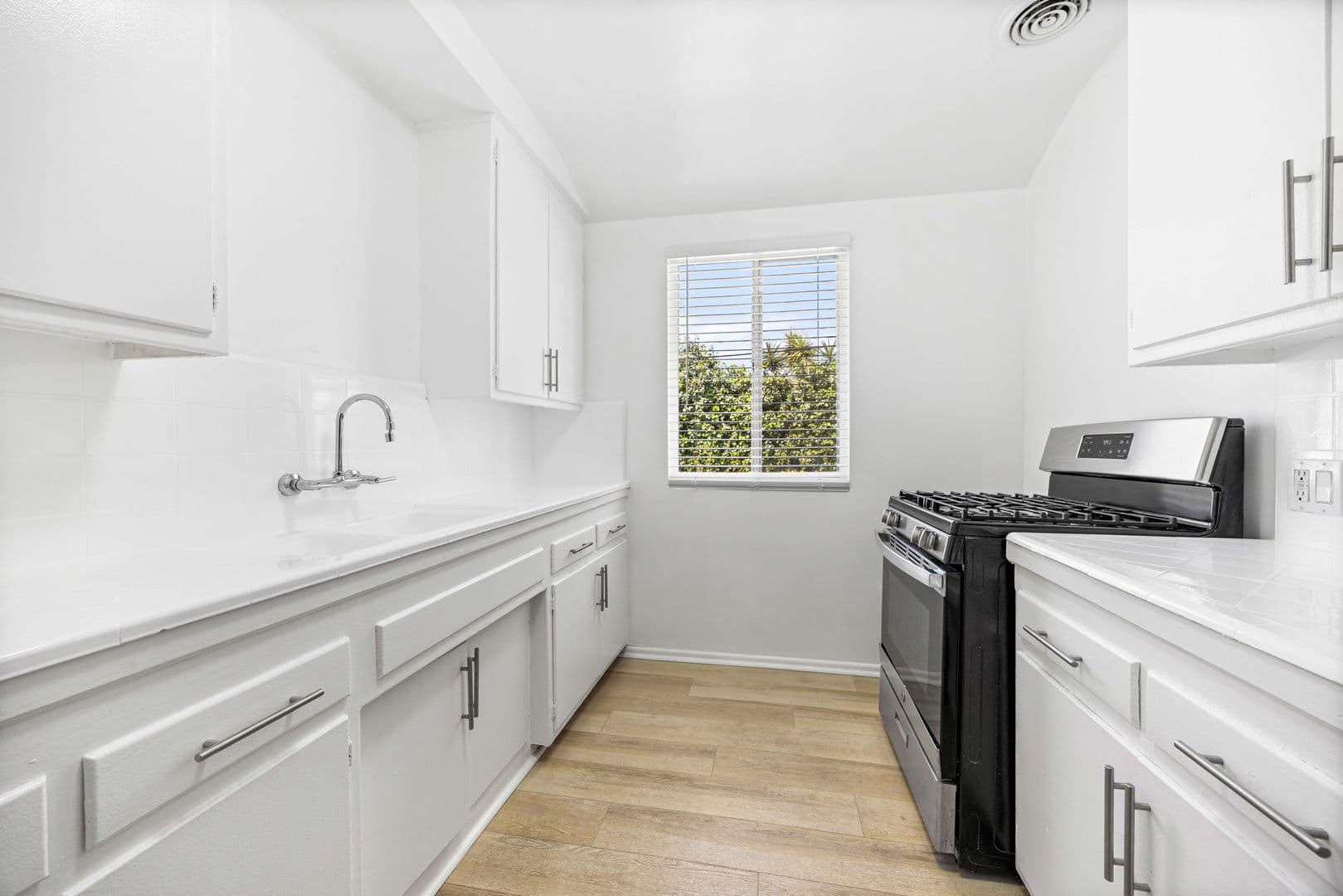 (39) Hollyview Apartments 8 of 14