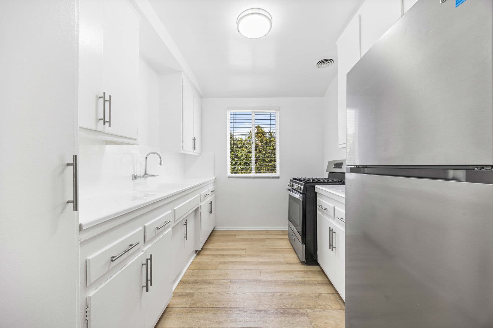 (39) Hollyview Apartments 2 of 14
