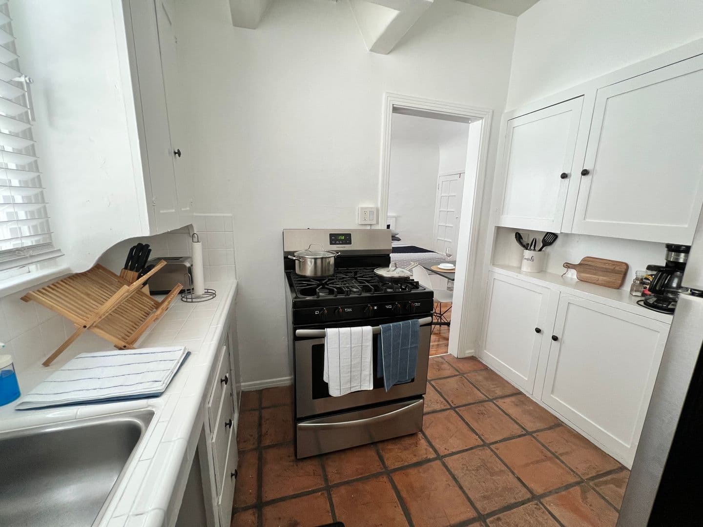 (59) 660 S. Cloverdale Ave. 11 of 12
