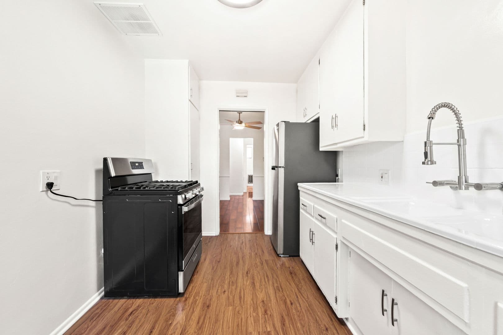 (39) Hollyview Apartments 10 of 15