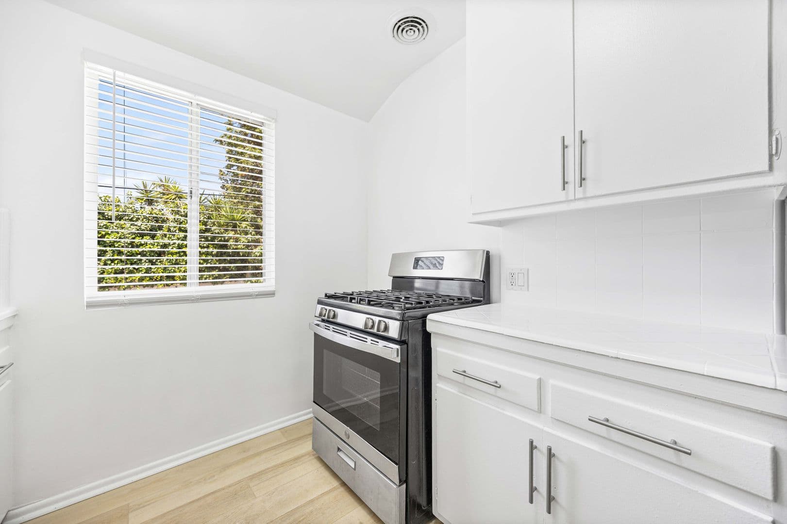 (39) Hollyview Apartments 9 of 14