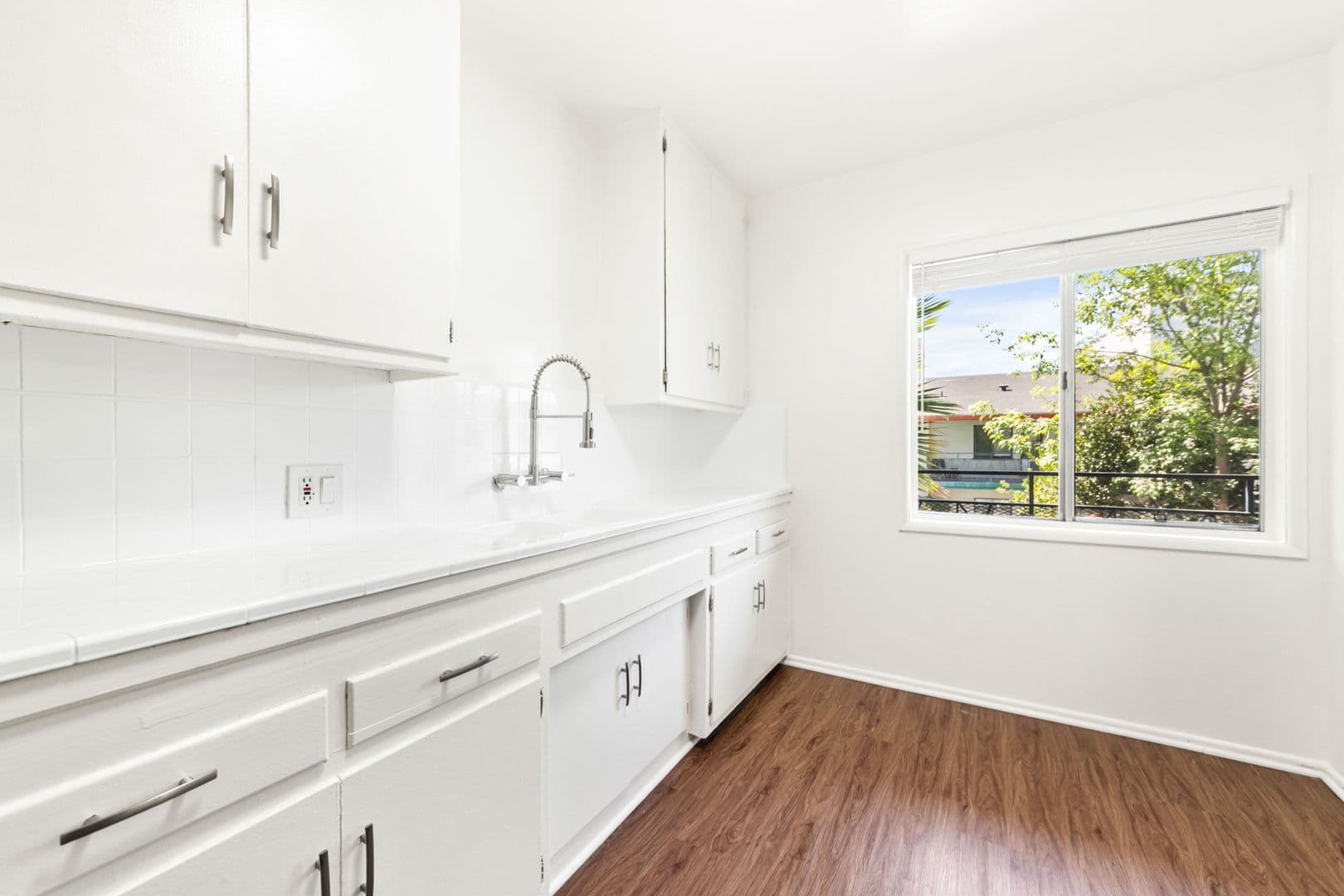 (39) Hollyview Apartments 9 of 15