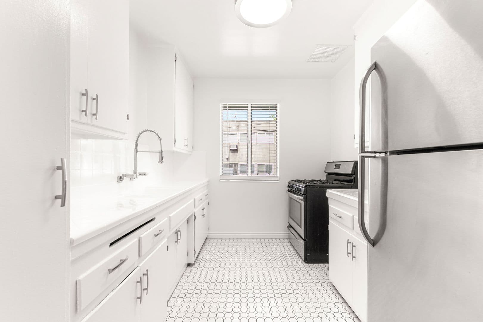 (39) Hollyview Apartments 4 of 20