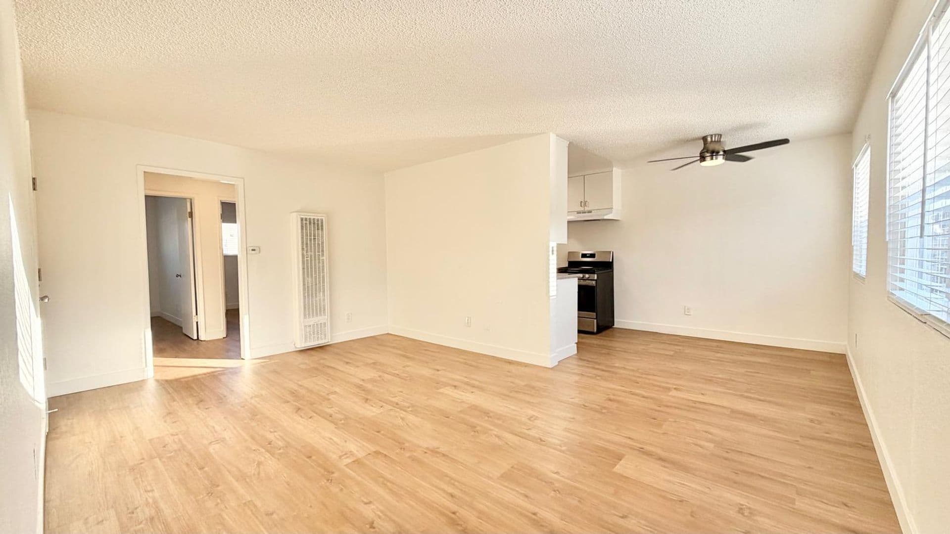 (29) 637 W. 79th 1 of 12