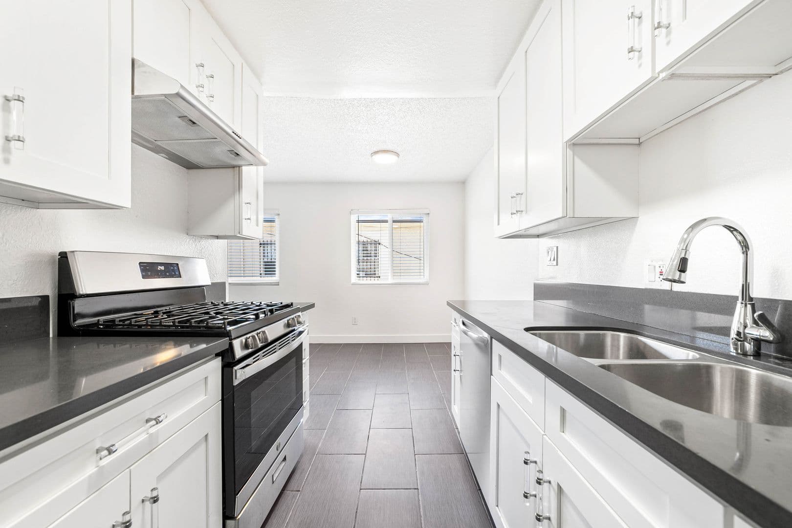 (29) 637 W. 79th 2 of 14