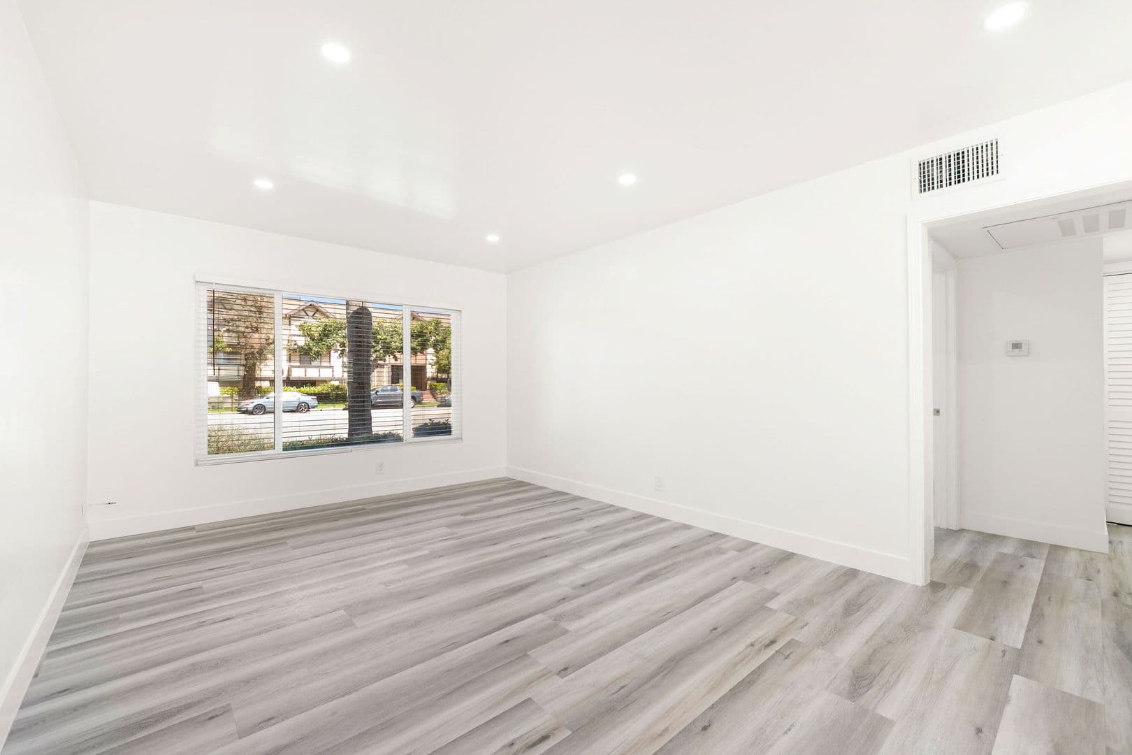 (04) 12656 Burbank 3 of 13