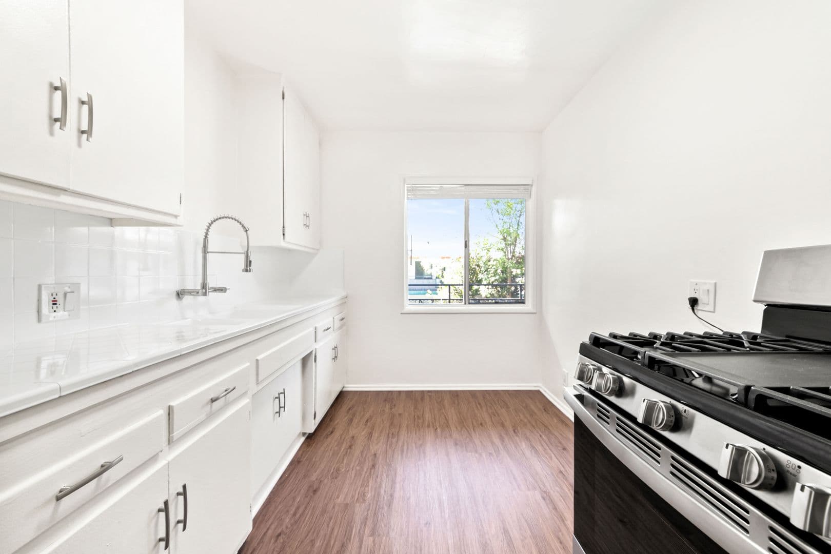 (39) Hollyview Apartments 8 of 15