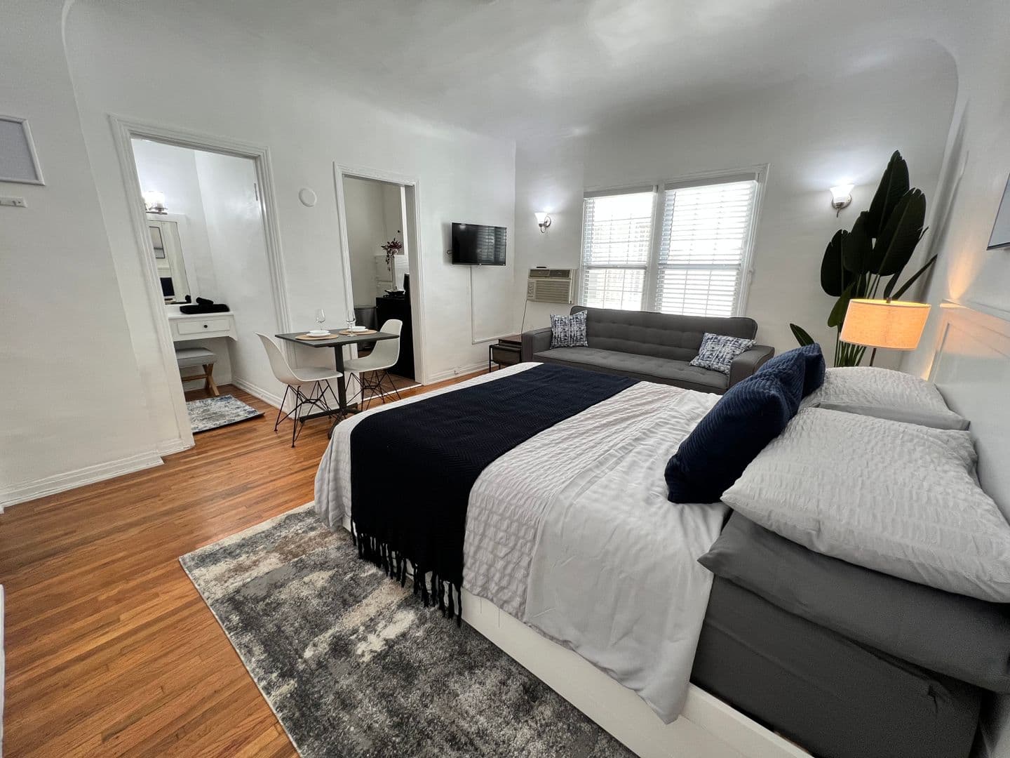 (59) 660 S. Cloverdale Ave. 1 of 8
