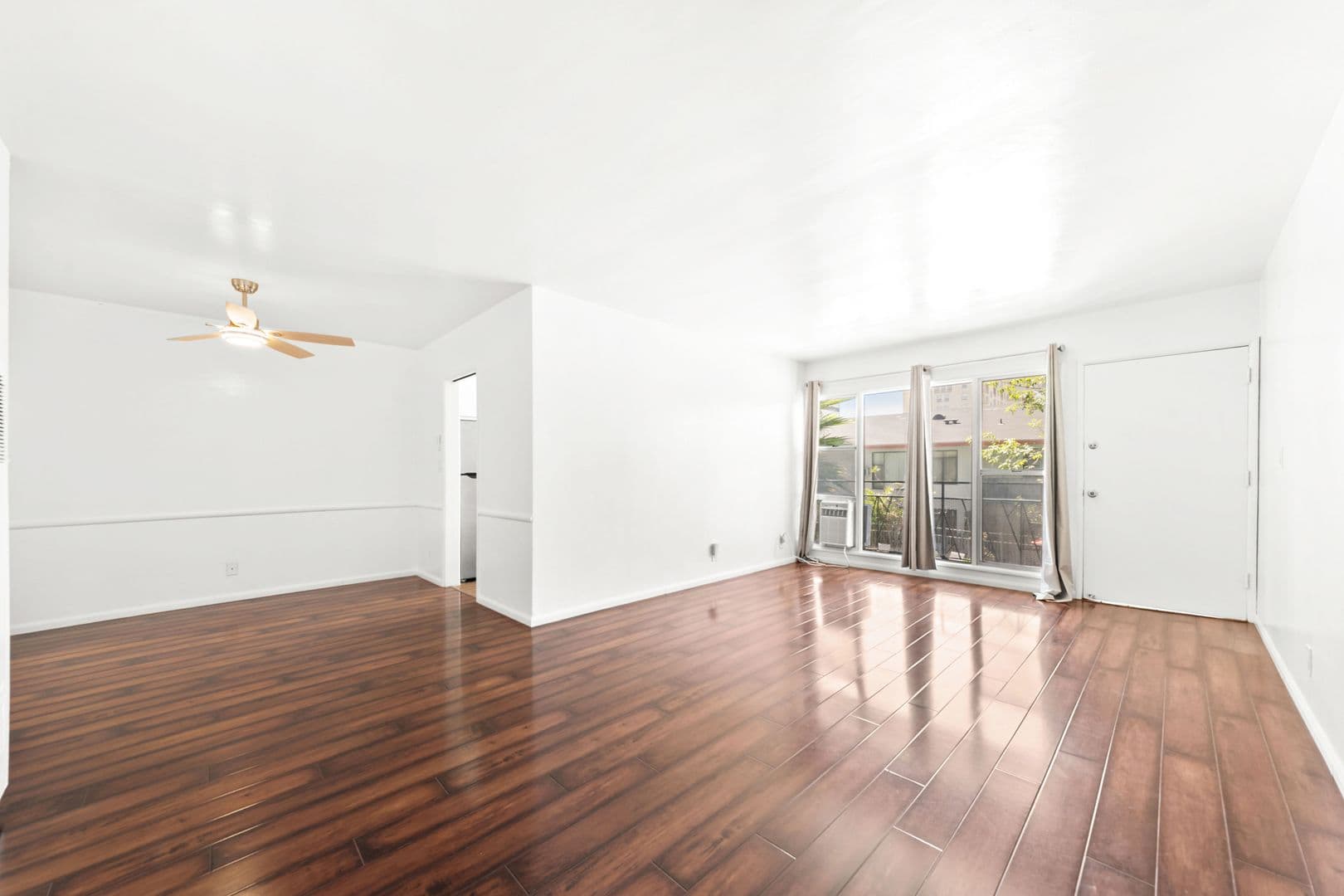 (39) Hollyview Apartments 2 of 15