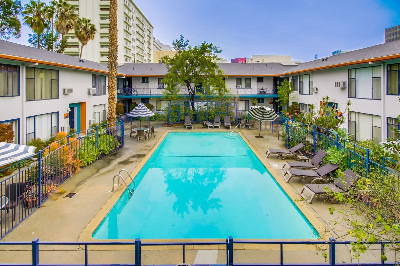 (39) Hollyview Apartments 2 of 20