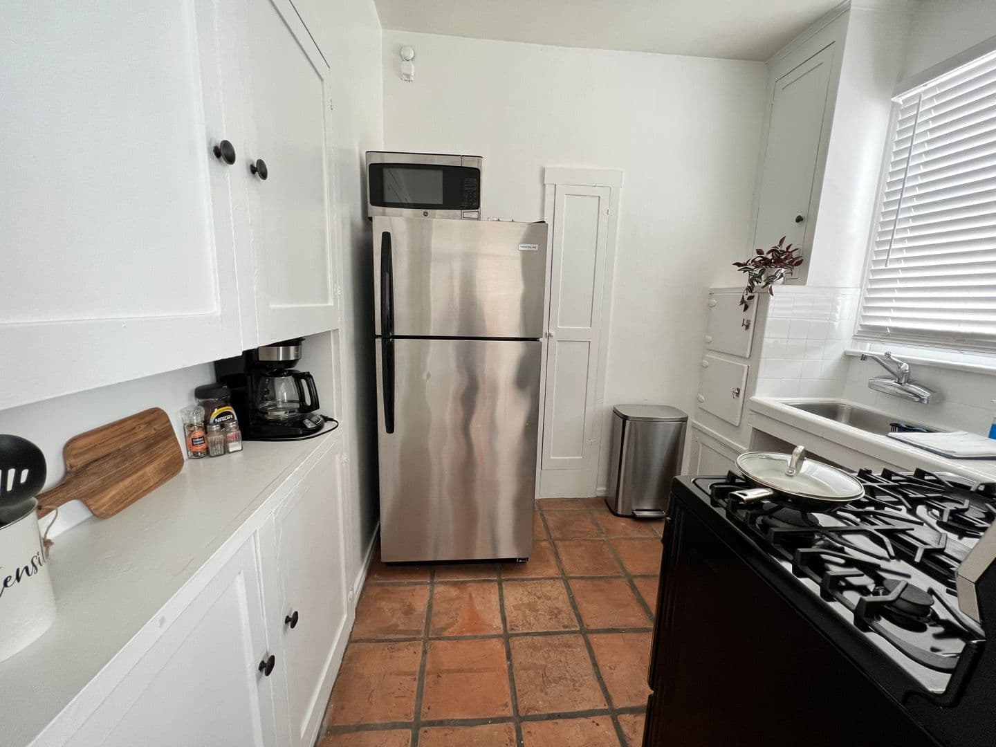 (59) 660 S. Cloverdale Ave. 6 of 12