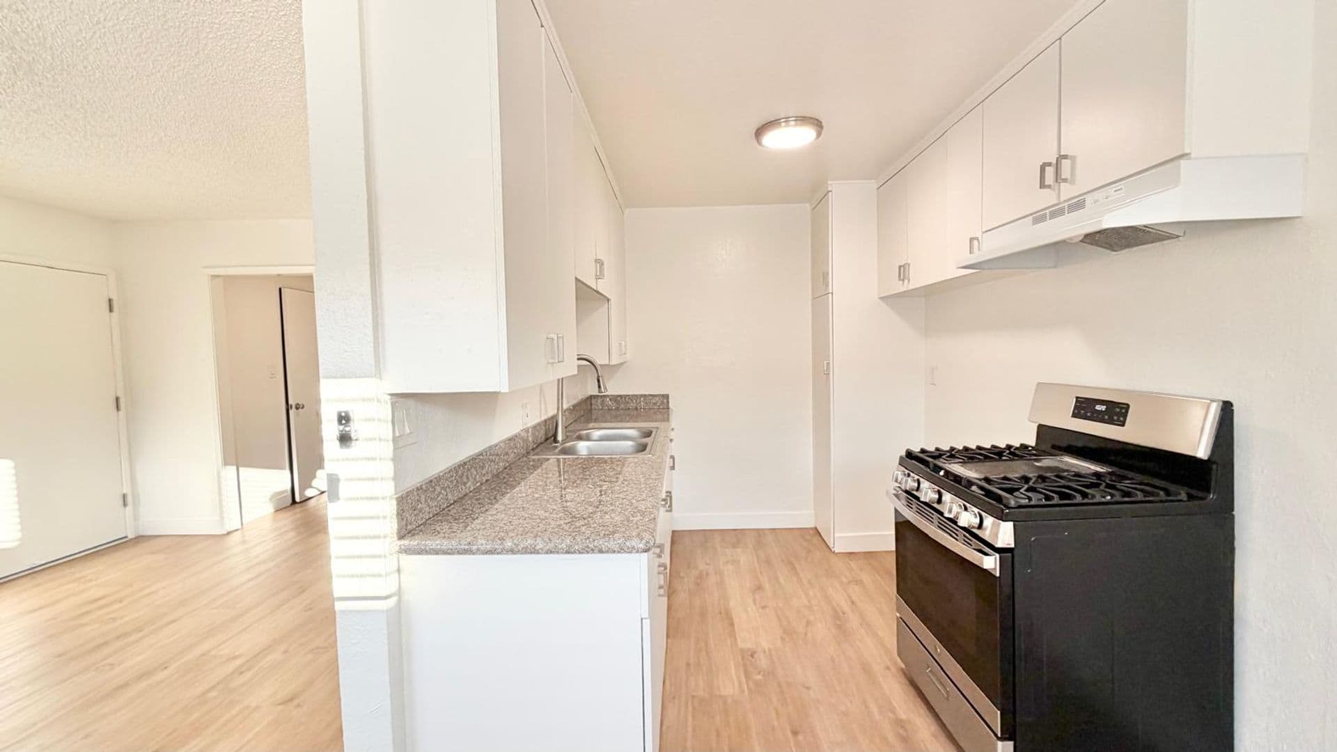 (29) 637 W. 79th 6 of 12