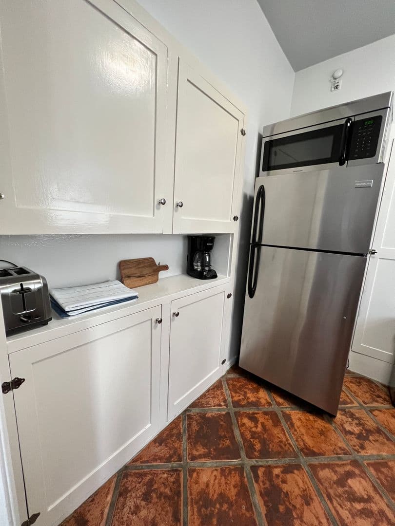 (59) 660 S. Cloverdale Ave. 9 of 11