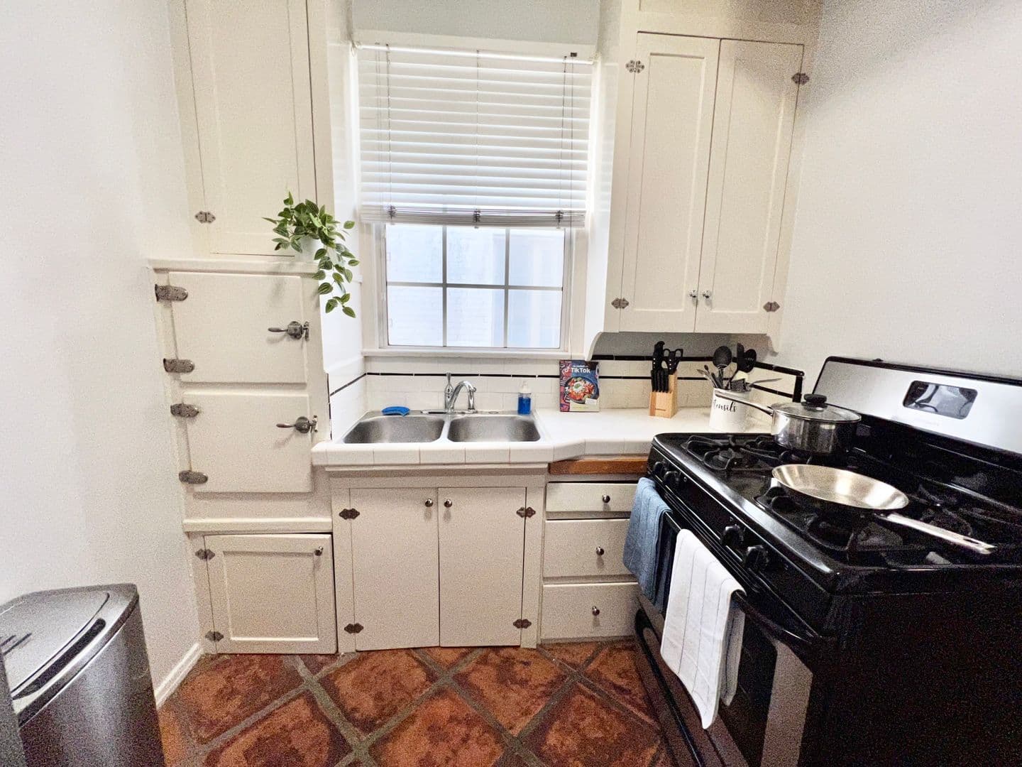 (59) 660 S. Cloverdale Ave. 7 of 11