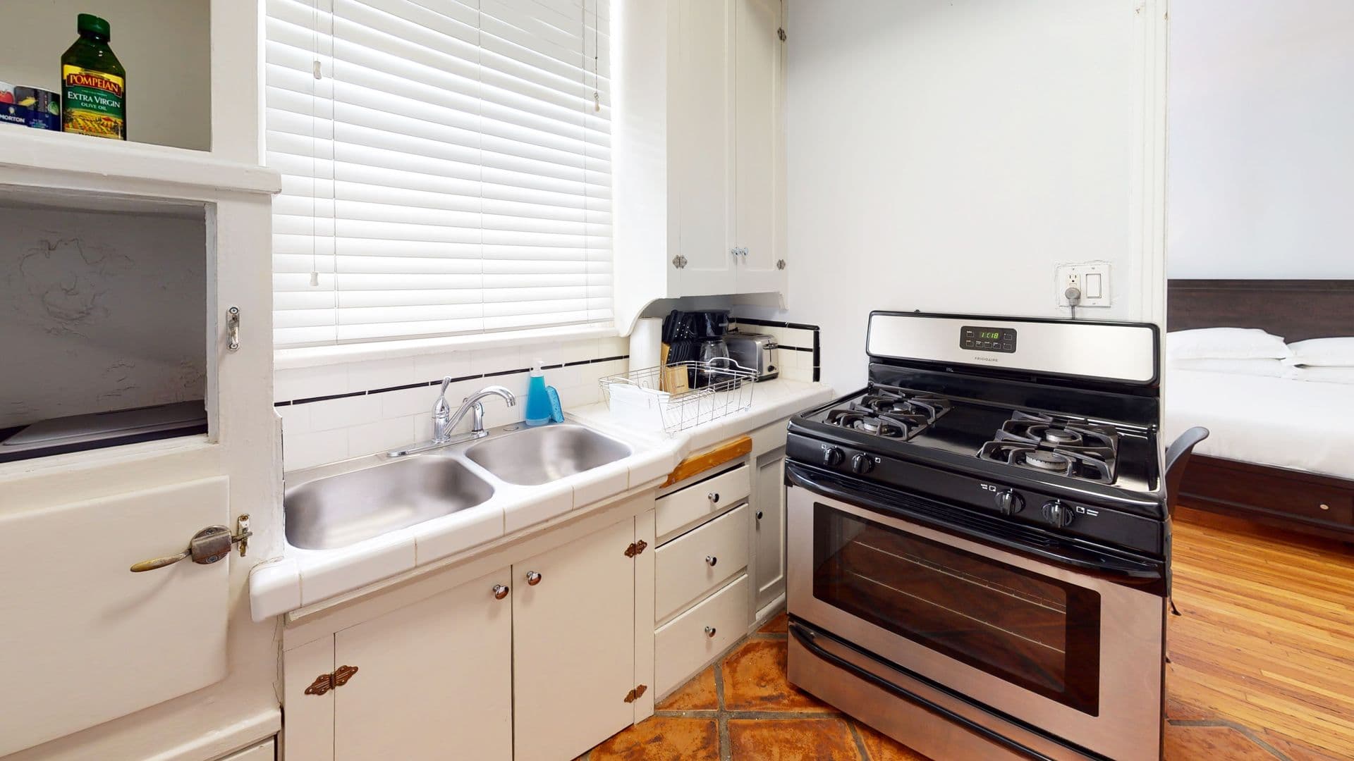 (59) 660 S. Cloverdale Ave. 4 of 11