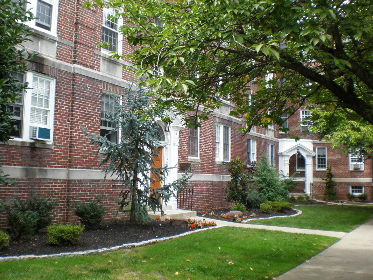 One Bedroom Renovated Suite Heat Included 11 of 11