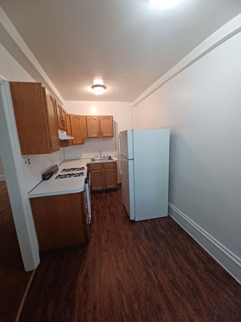 One Bedroom Renovated Suite Heat Included 5 of 8