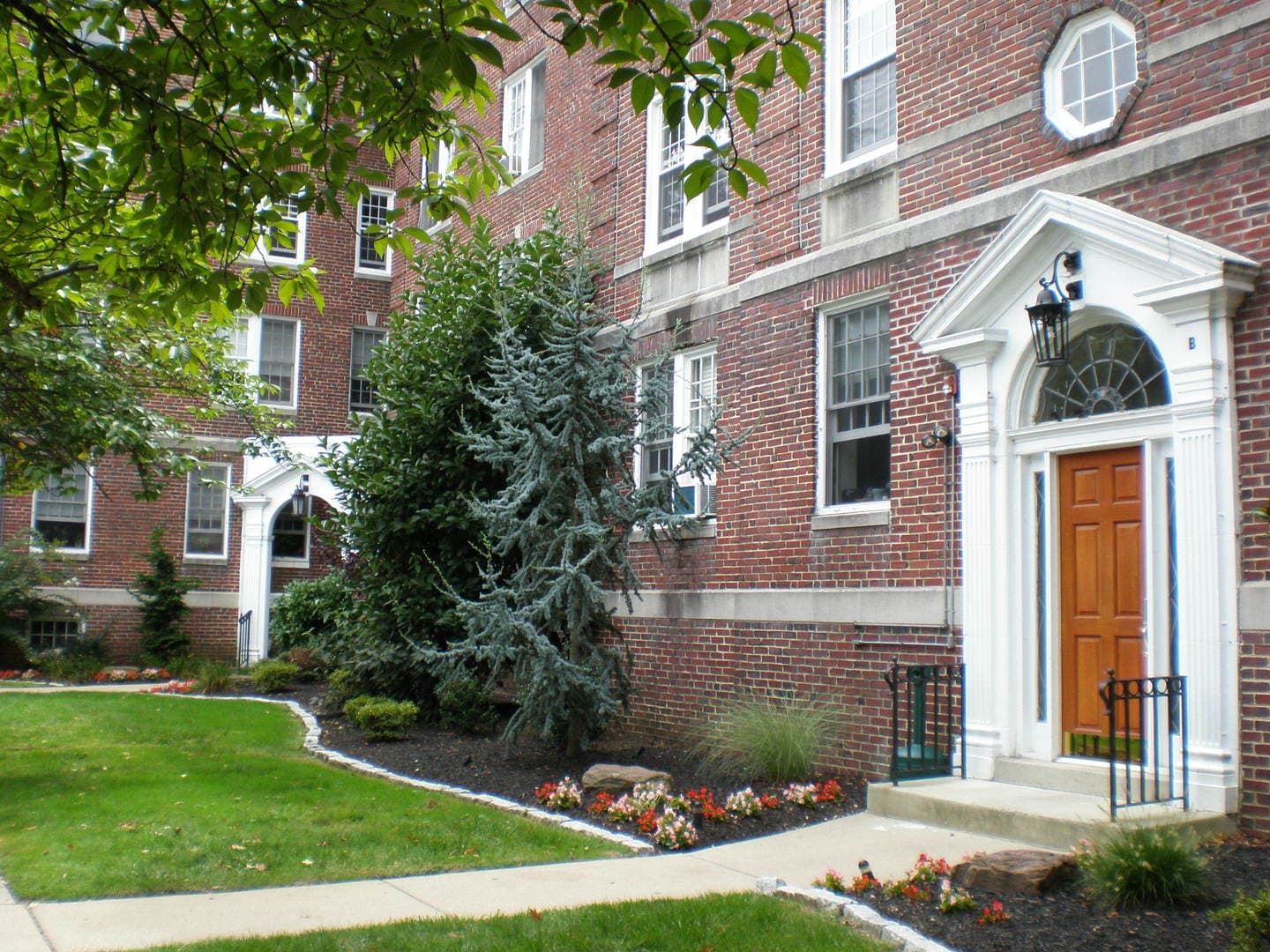One Bedroom Renovated Suite Heat Included 9 of 11