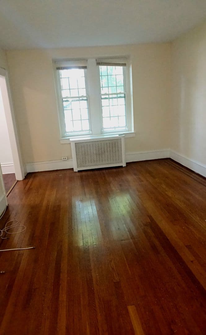 One Bedroom Renovated Suite Heat Included 7 of 8