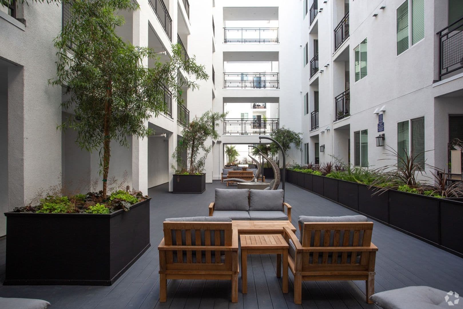 The Ivy at Noho 6 of 7