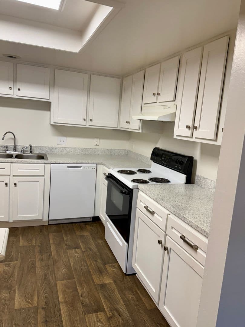 AC - Applewood Crest Townhomes &amp; Apartments 3 of 13