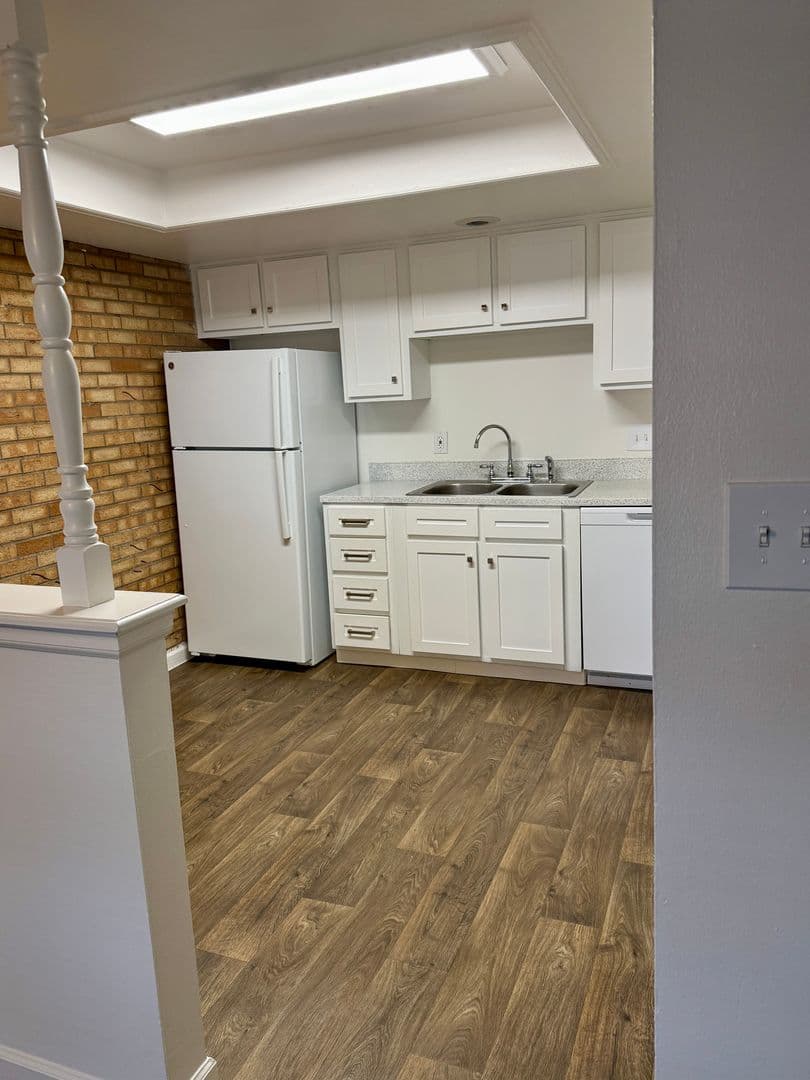 AC - Applewood Crest Townhomes &amp; Apartments 3 of 12