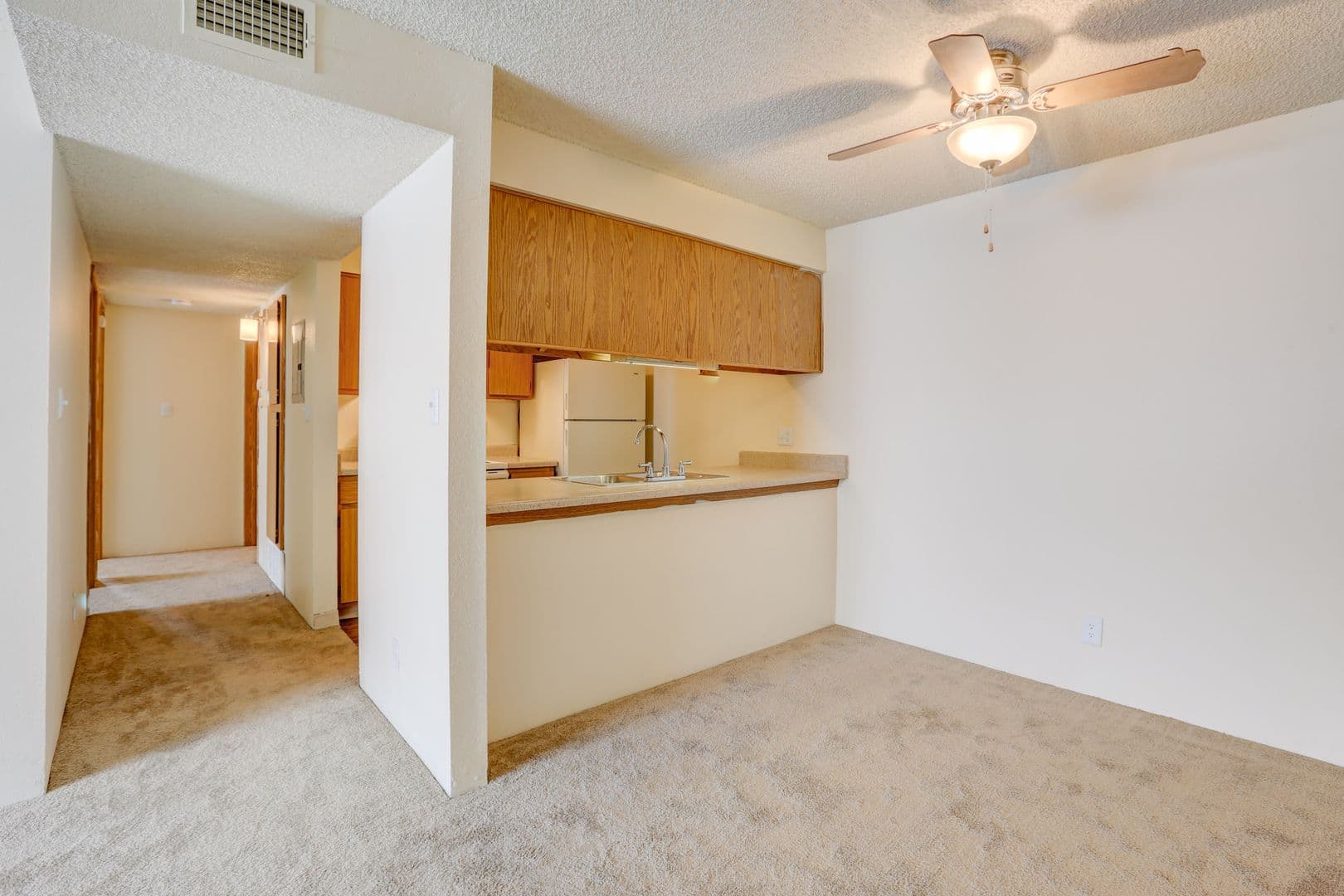 AML - Americana Lakewood Apartments 3 of 10