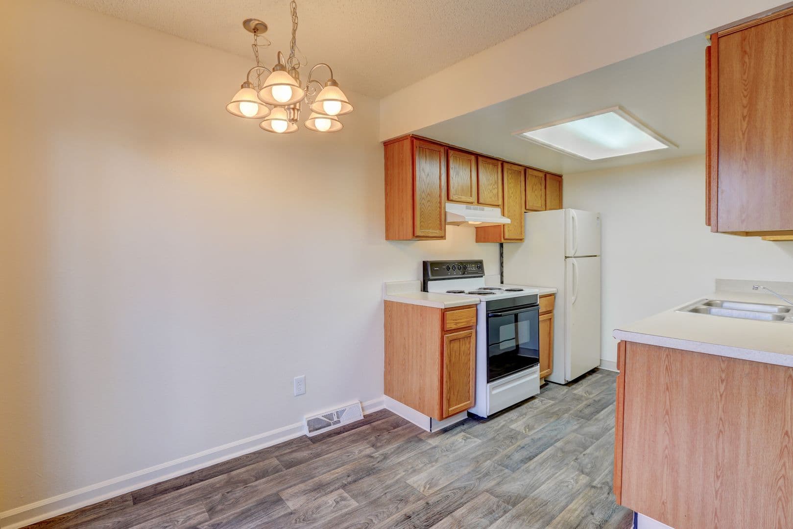 AC - Applewood Crest Townhomes &amp; Apartments 3 of 11