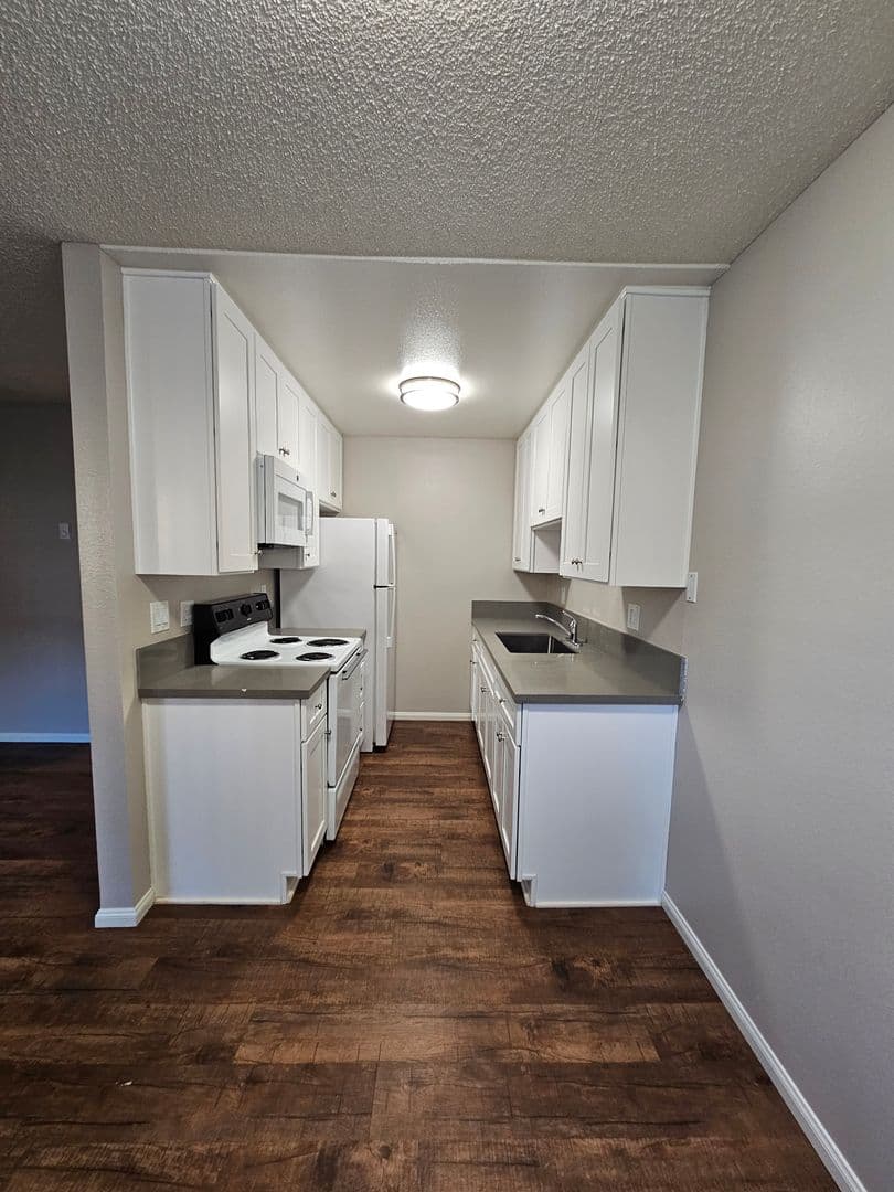 Del Mar Court Apartments 6 of 14