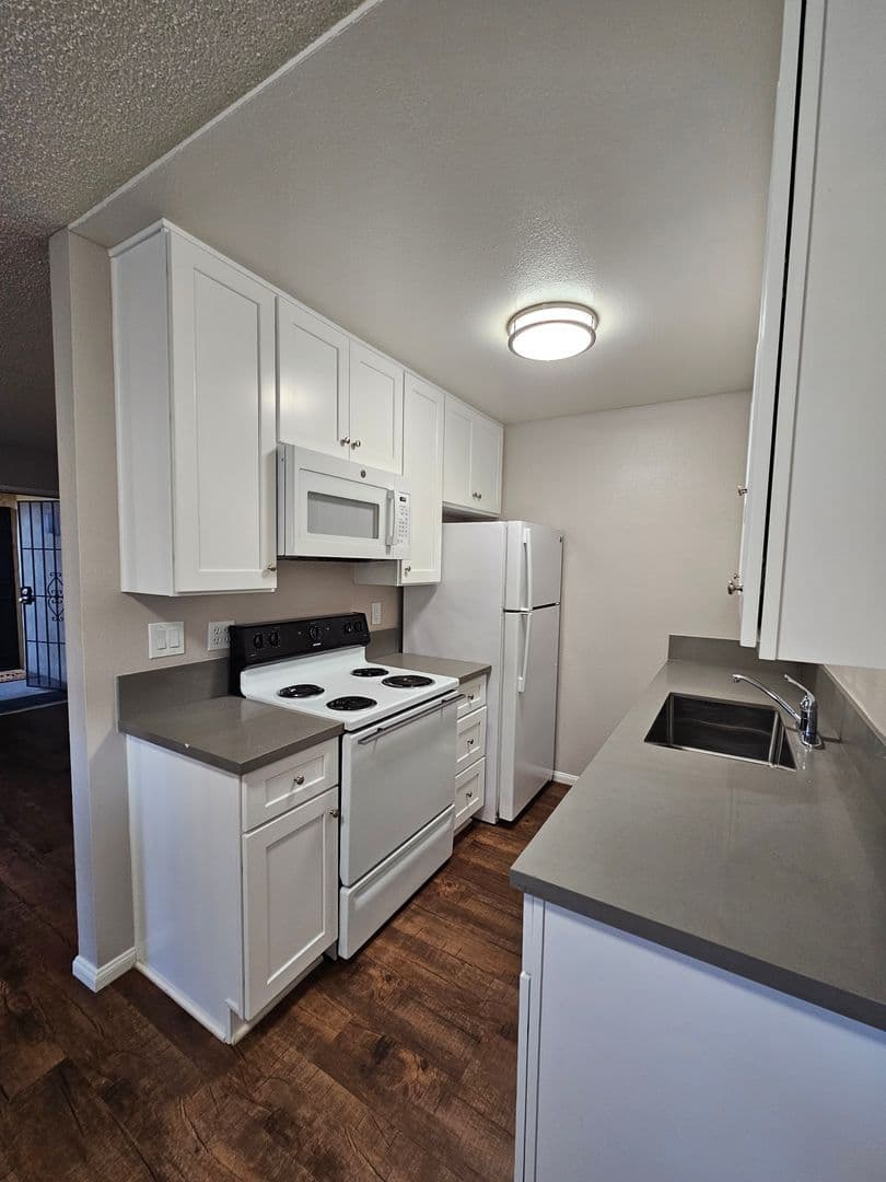 Del Mar Court Apartments 7 of 14
