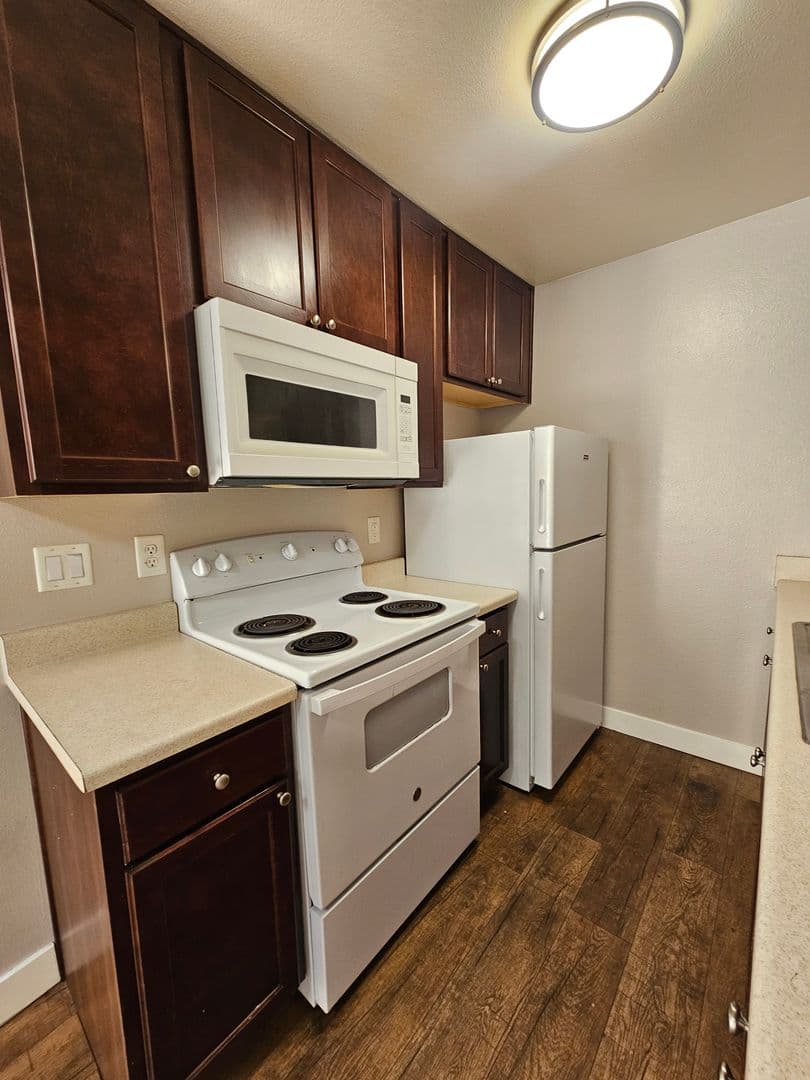 Del Mar Court Apartments 4 of 13