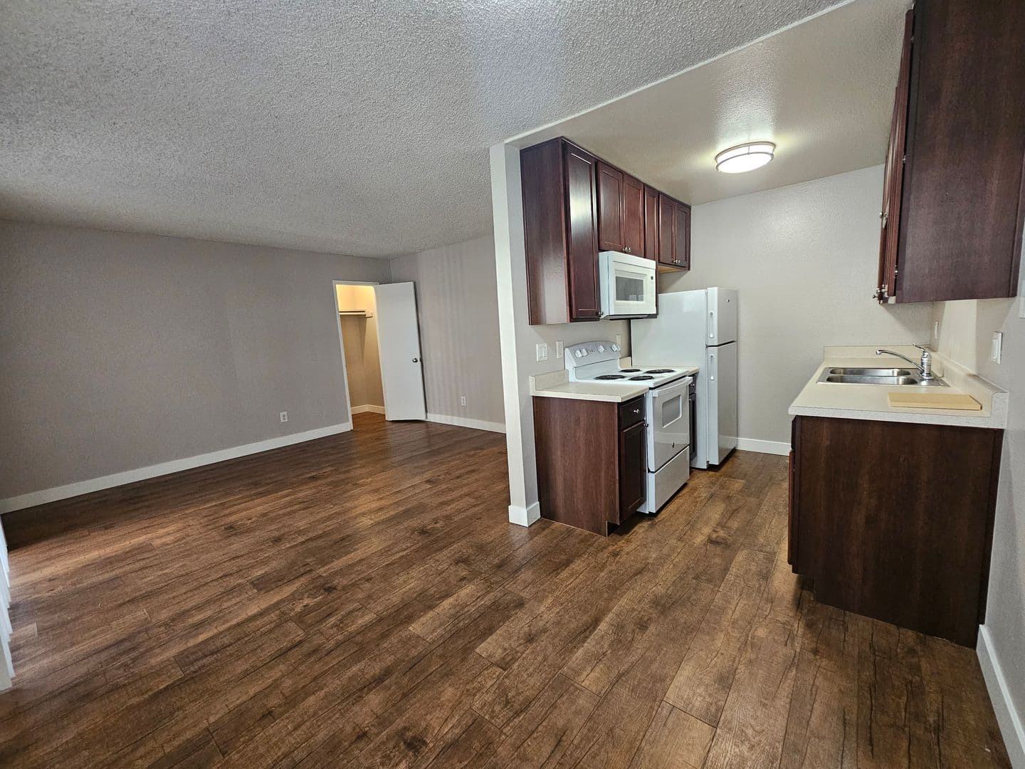 Del Mar Court Apartments 10 of 13