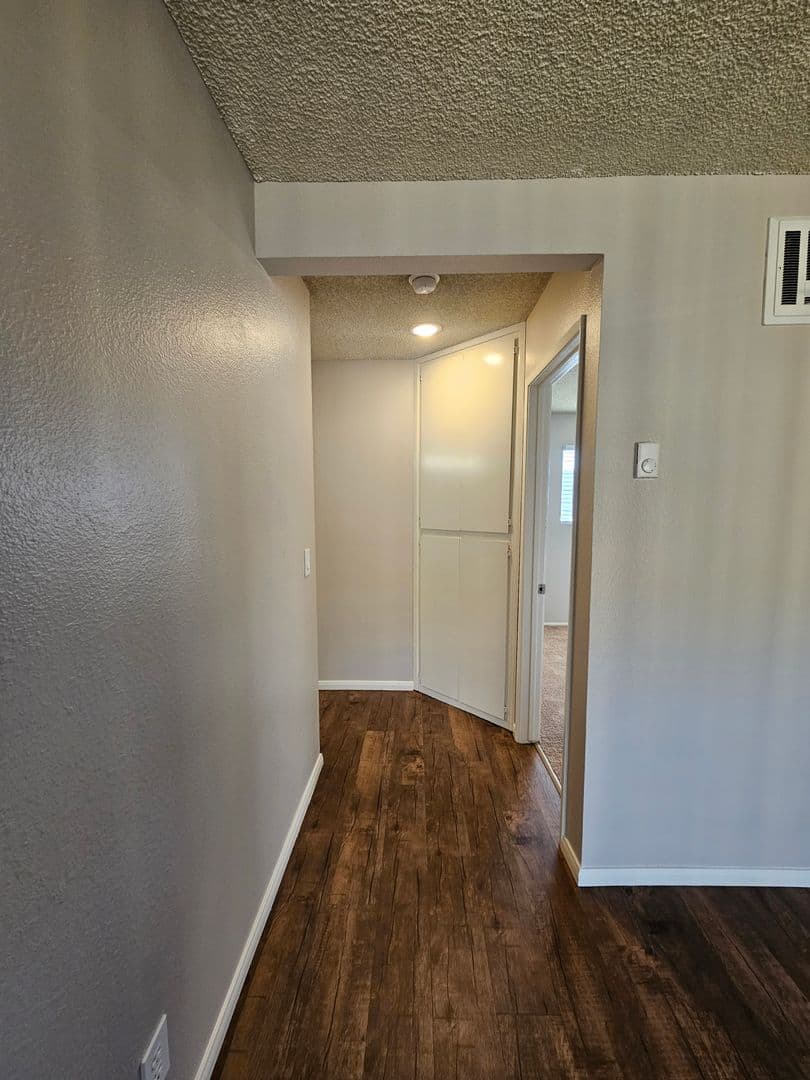 Del Mar Court Apartments 7 of 13
