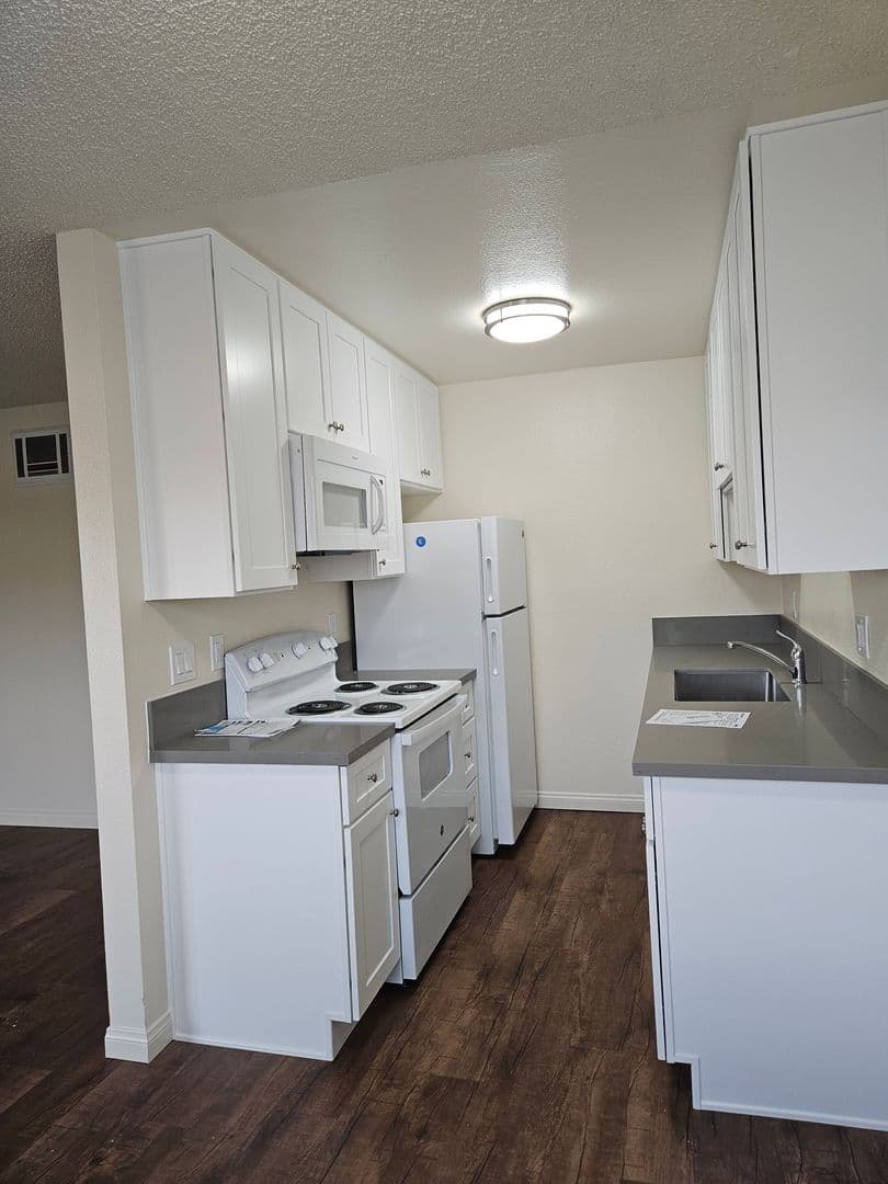 Del Mar Court Apartments 2 of 9
