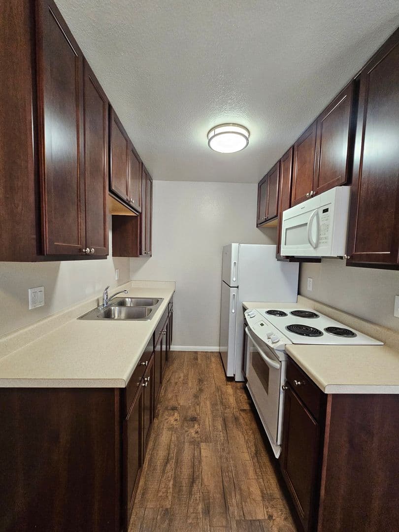 Del Mar Court Apartments 4 of 13