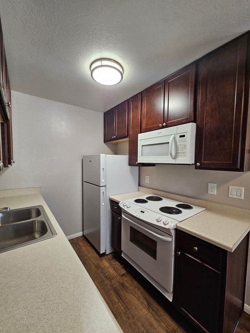 Del Mar Court Apartments 6 of 13