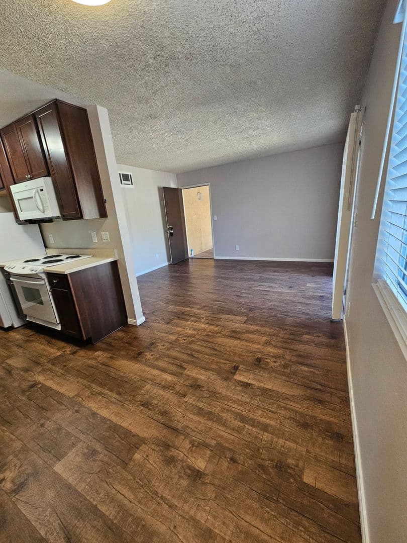 Del Mar Court Apartments 2 of 13