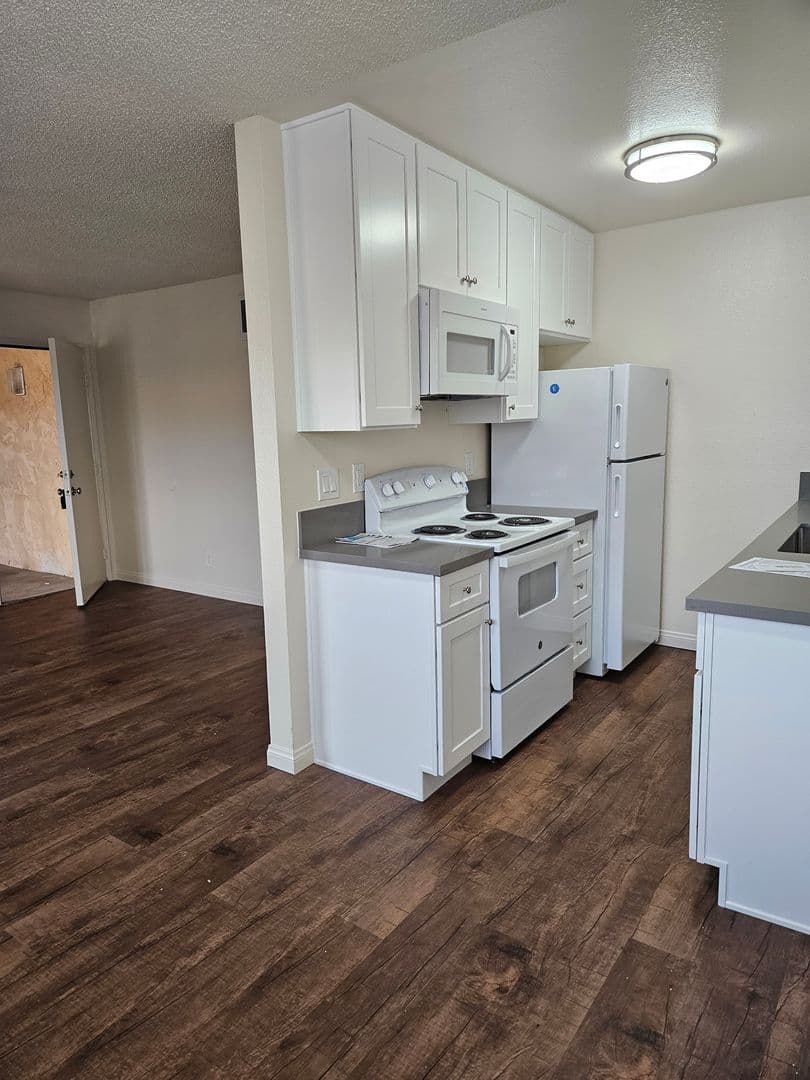 Del Mar Court Apartments 3 of 9