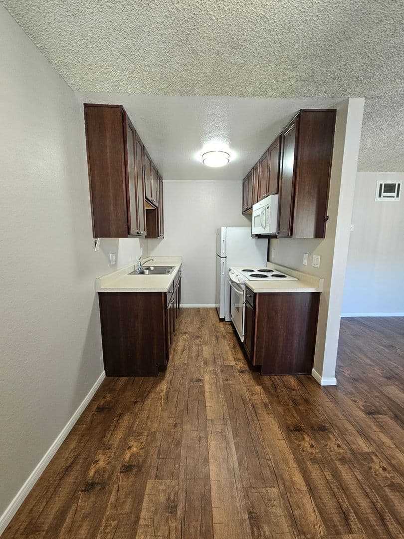 Del Mar Court Apartments 3 of 13