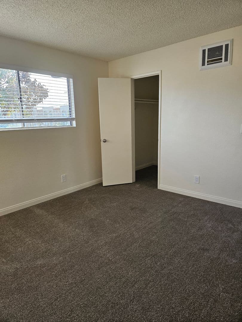 Del Mar Court Apartments 7 of 9