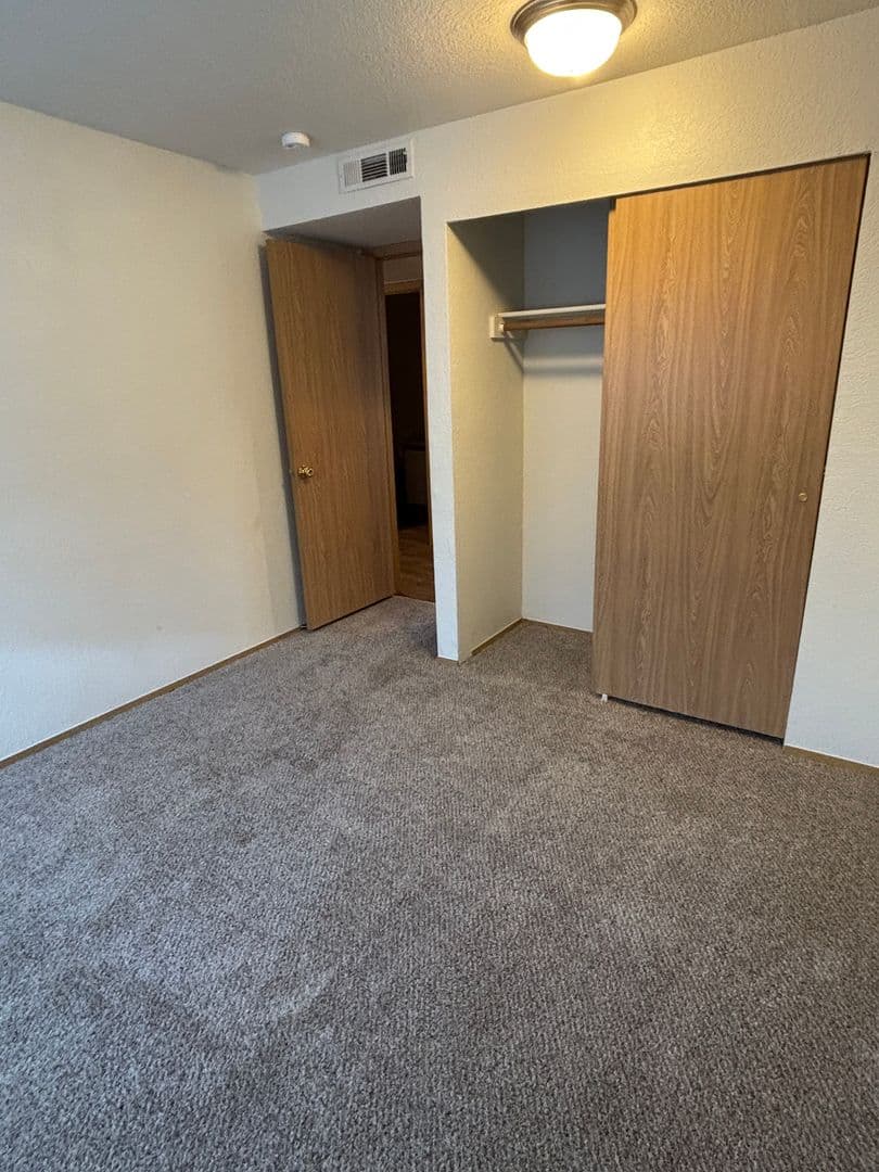 Oakridge Apartments (987) 7 of 14
