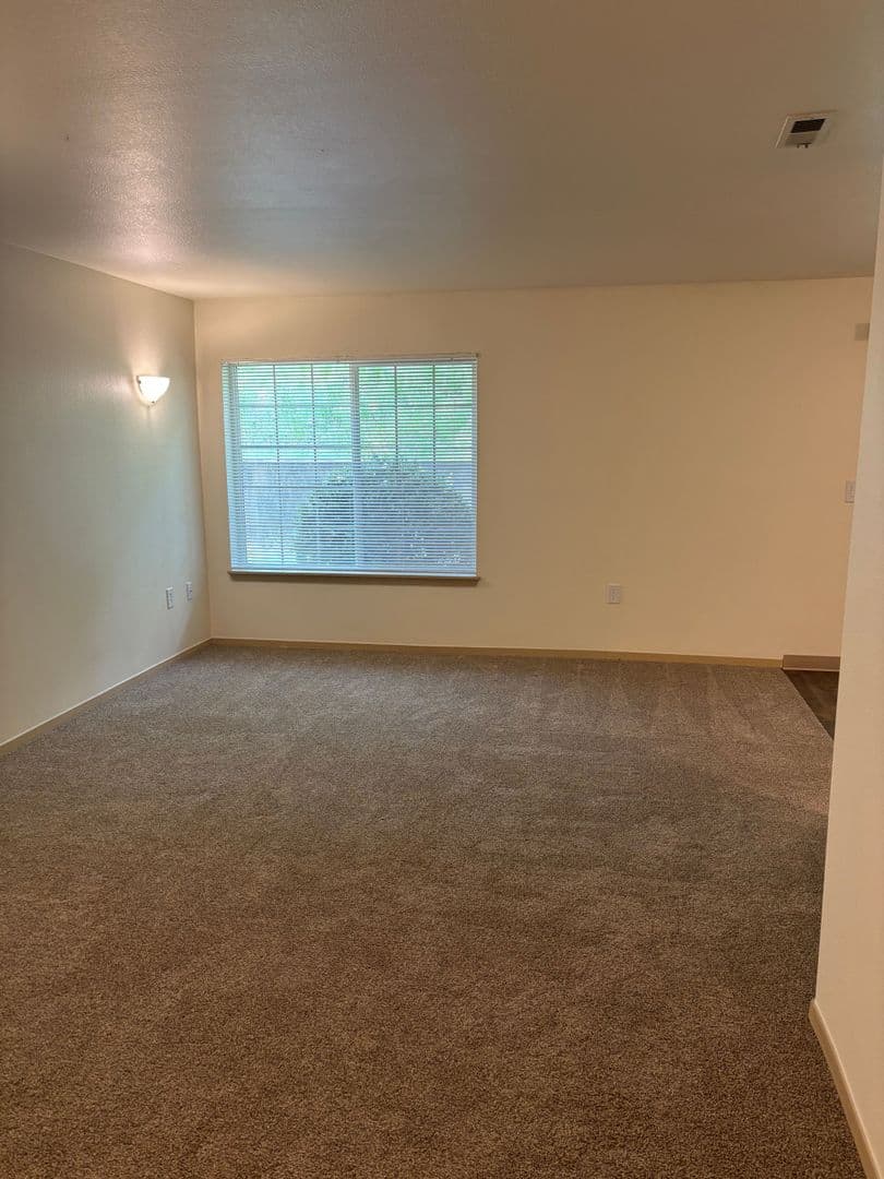Oakridge Apartments (987) 3 of 9