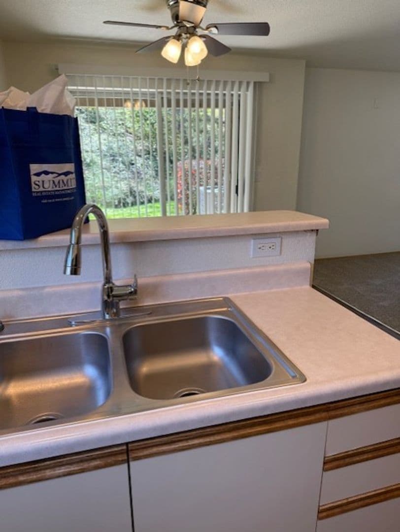 Oakridge Apartments (987) 2 of 12