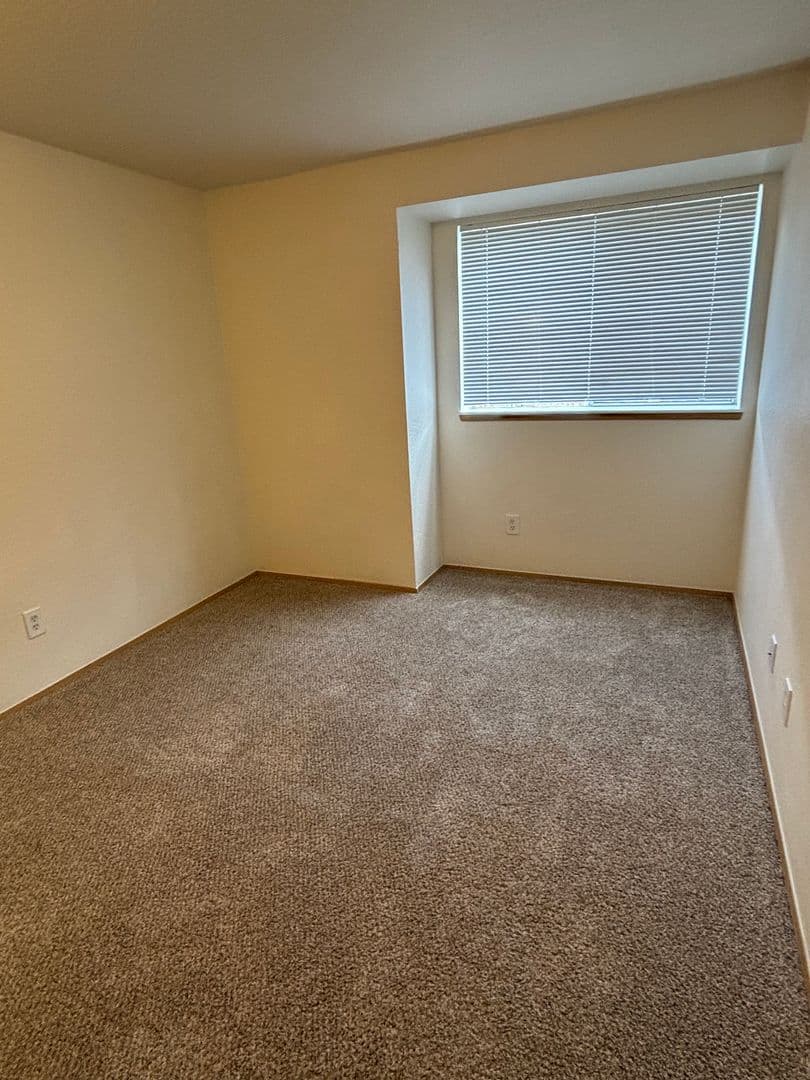 Oakridge Apartments (987) 8 of 14