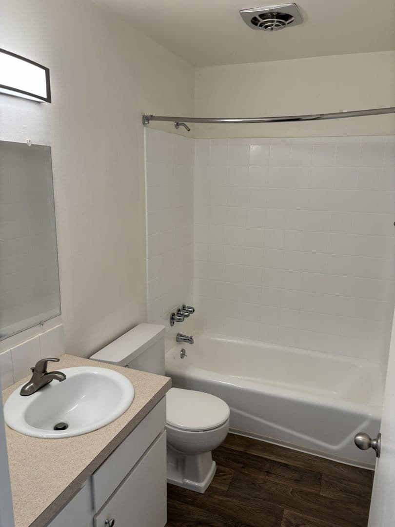 Hilltop House Apts. (996) 7 of 12