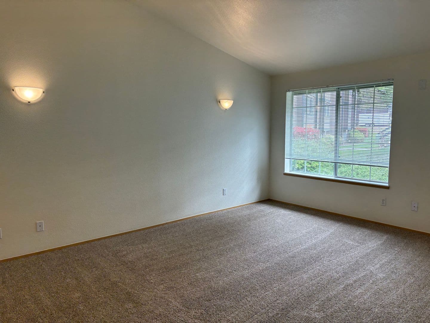 Oakridge Apartments (987) 3 of 12