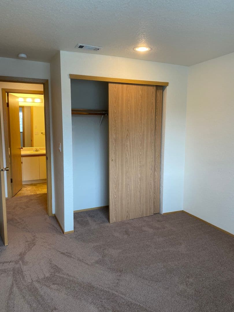 Oakridge Apartments (987) 7 of 14